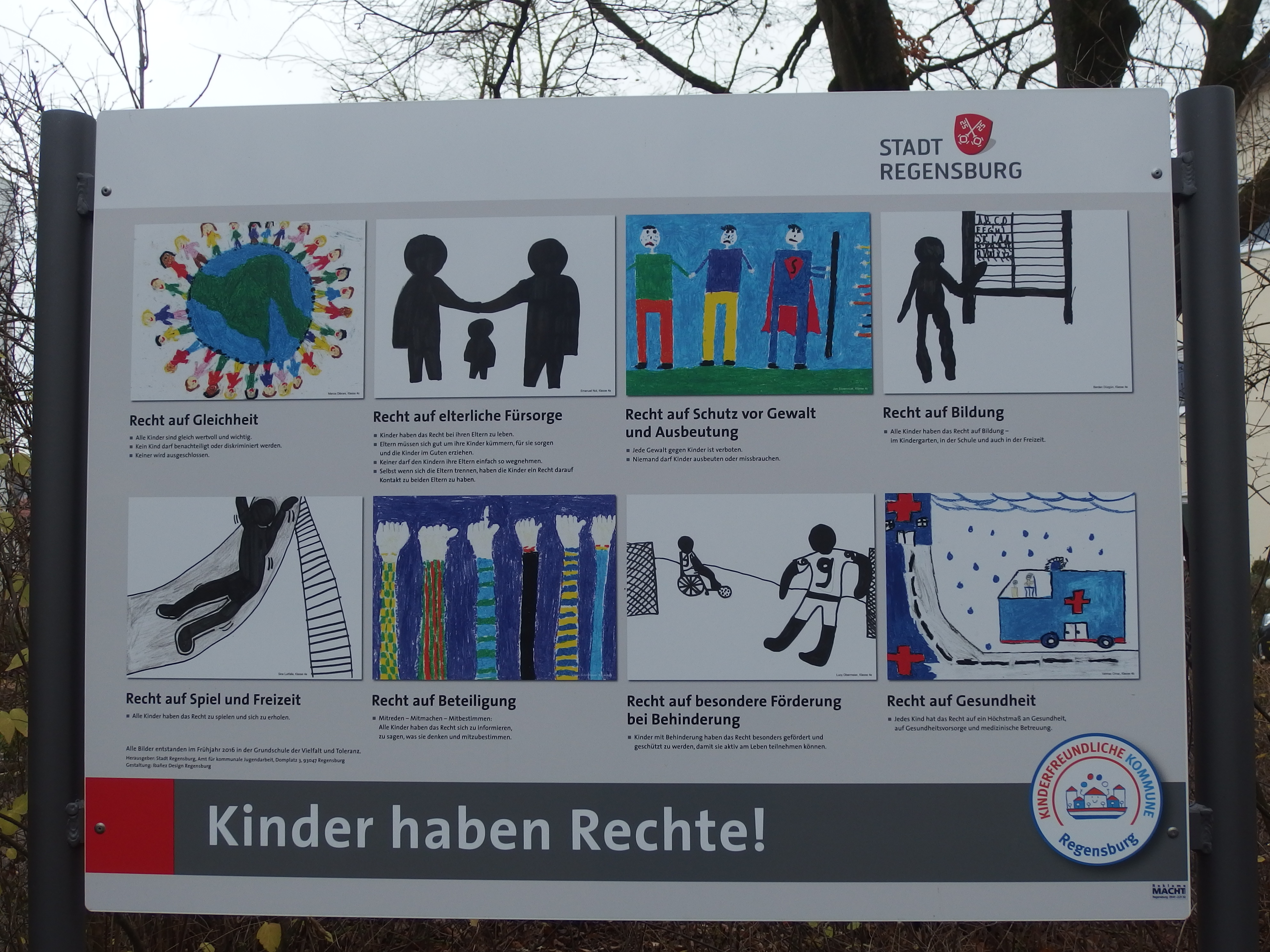 Tafel an einem Spielplatz