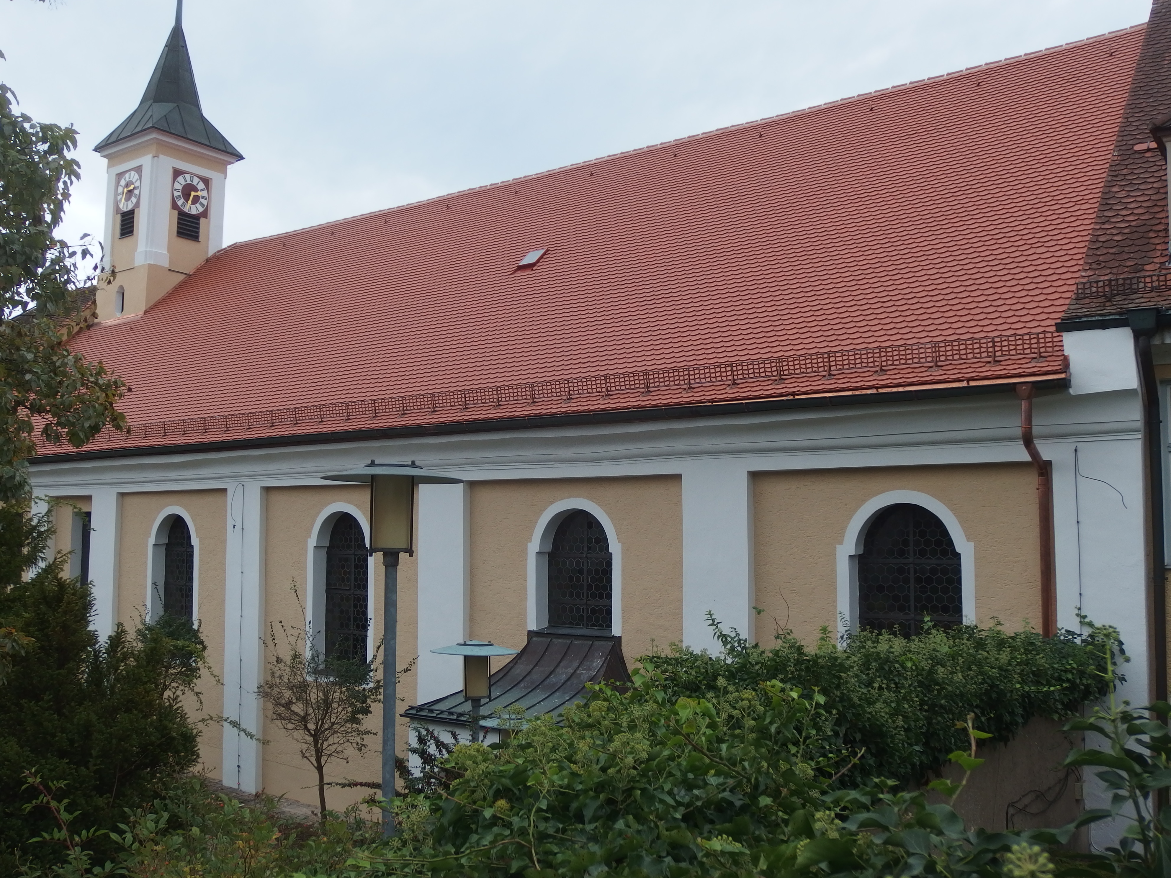 Klosterkirche von der Stra&szlig;e aus gesehen