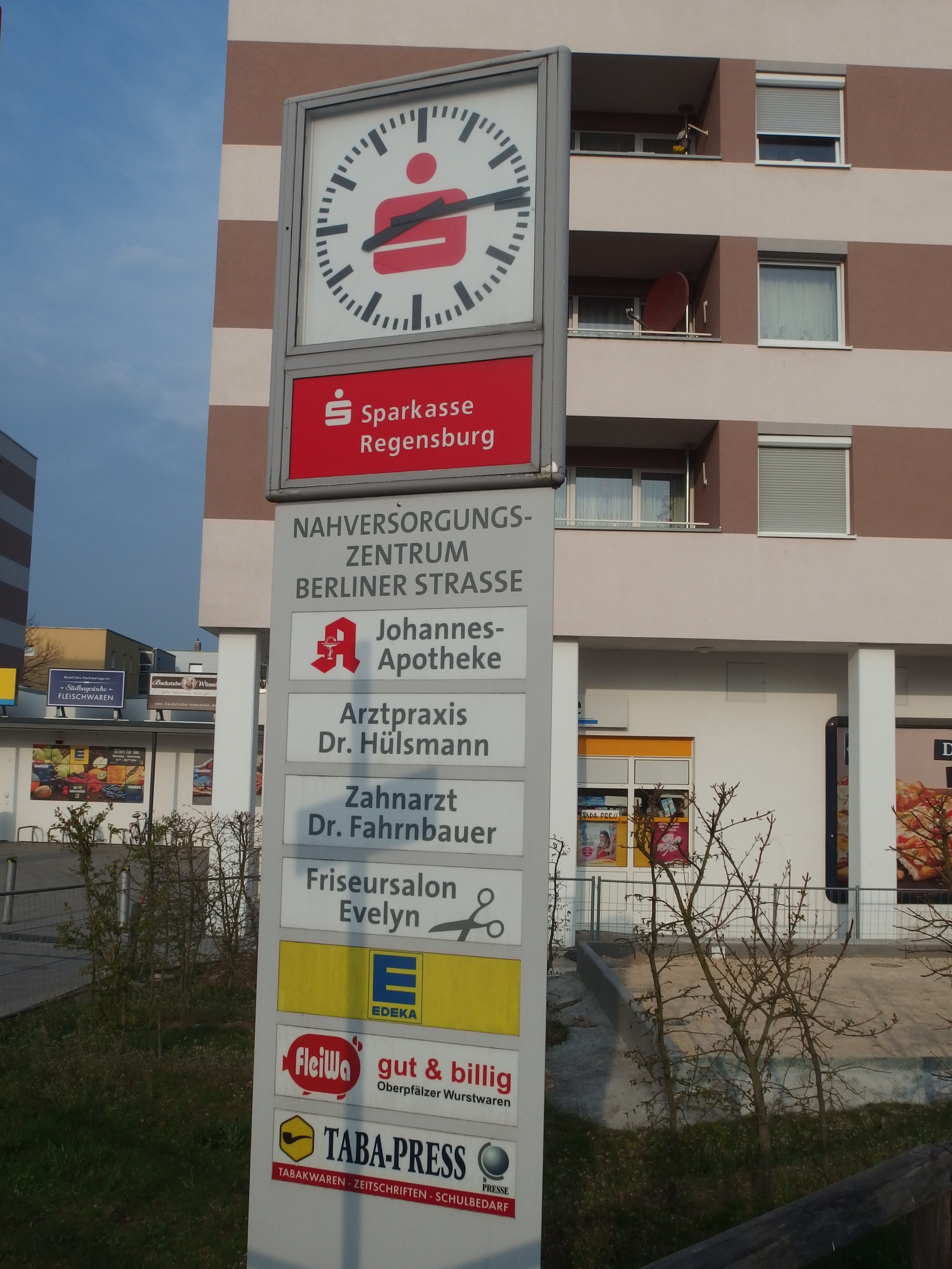 Hinweistafel zum Nahversorgungszentrum Berliner Straße, in dem sich auch die Johannes Apotheke befindet