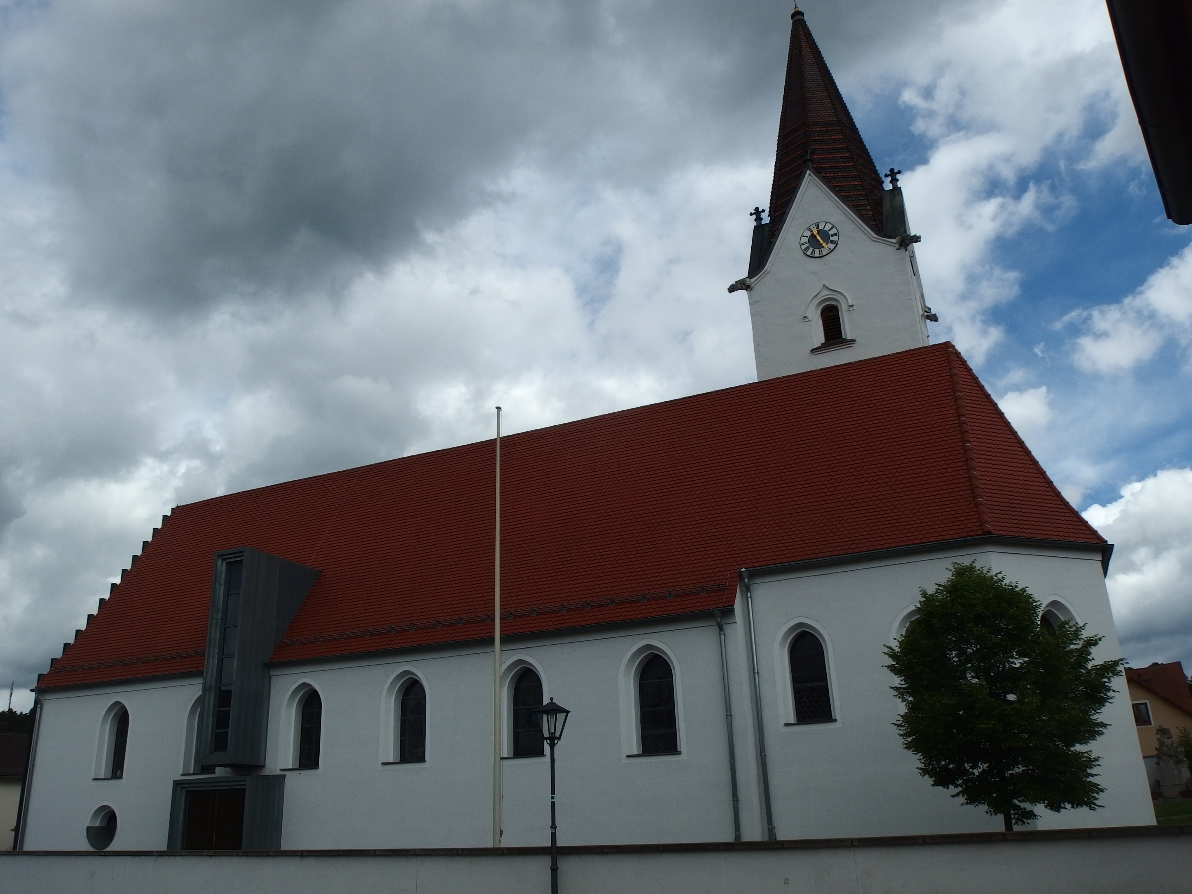 katholische Kirche in Wenzenbach, von S&uuml;den gesehen