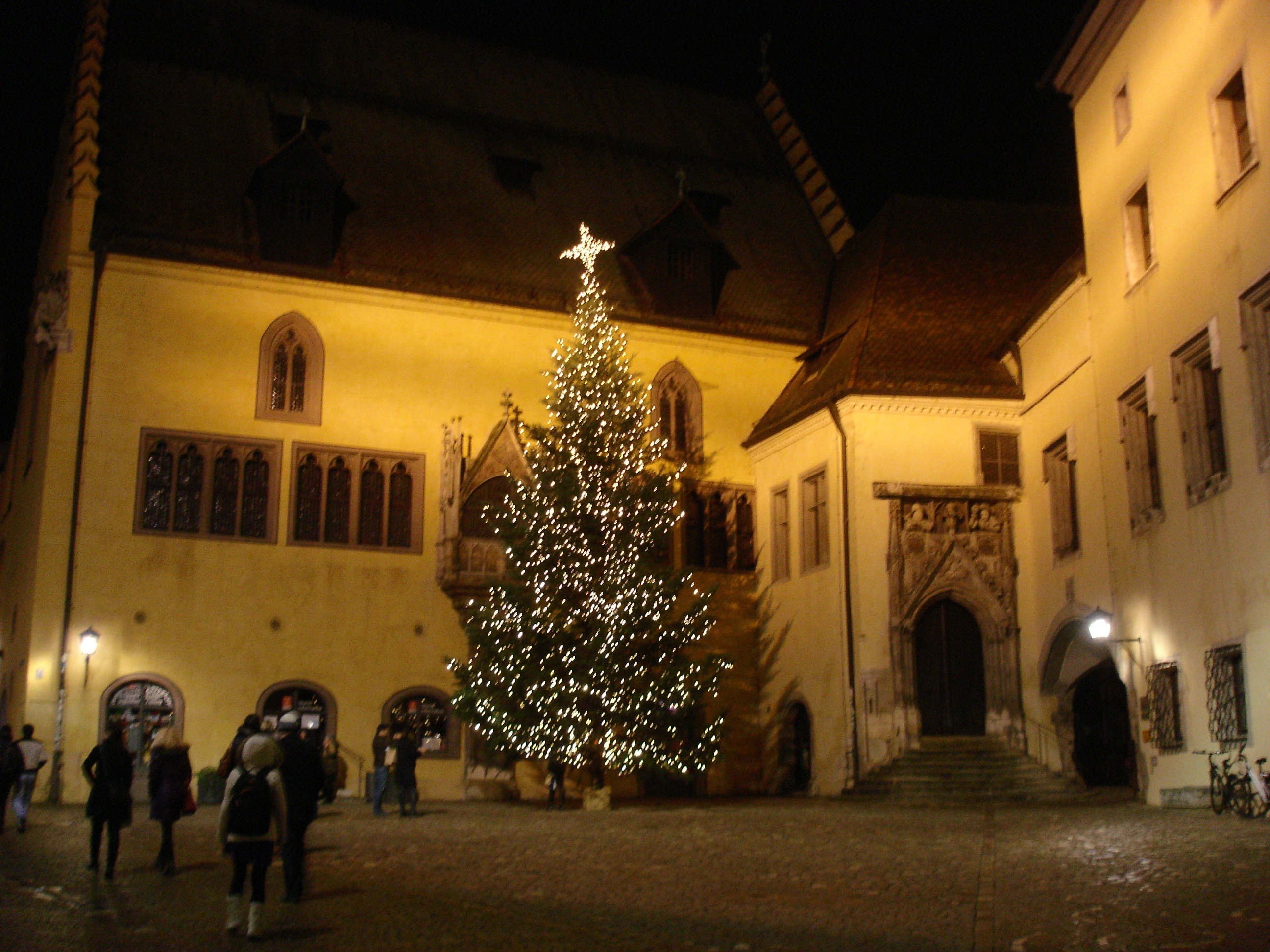 Altes Rathaus mit Reichssaal in Regensburg zur Weihnachtszeit