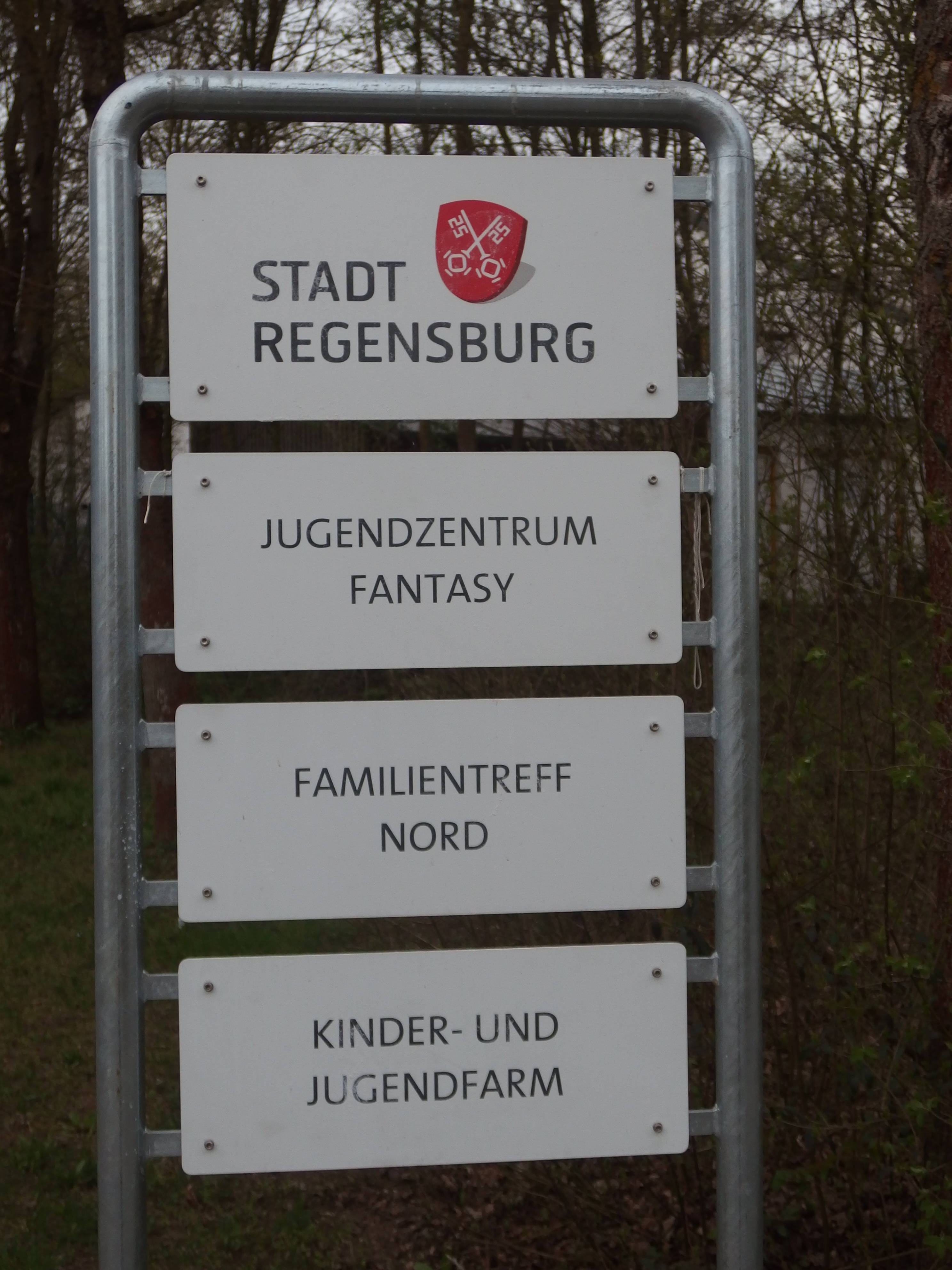 Tafel der Stadt Regensburg am Eingang der Taunusstr. 5