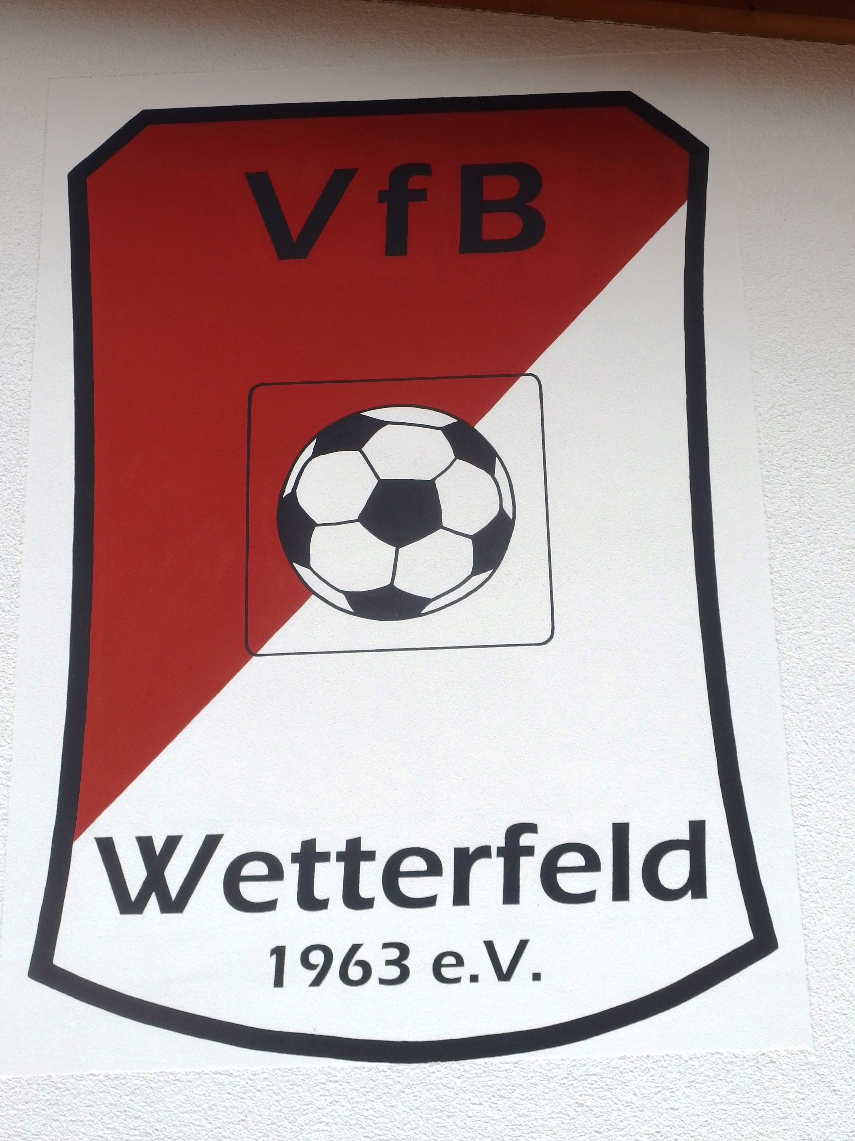 Logo an der Wand des Vereinsheims