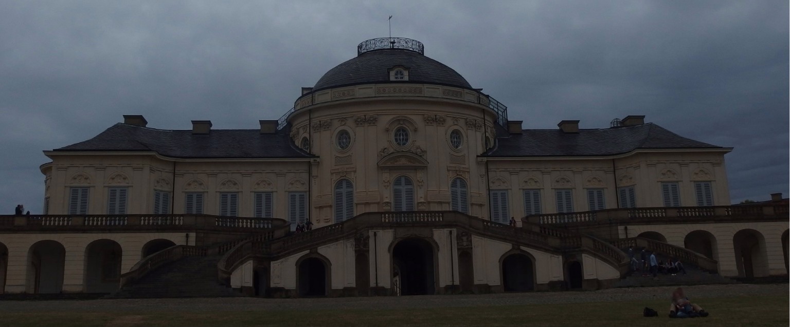 Schloß Solitude von Nordnordost aus gesehen, also von der Stadt-Seite aus, wobei dieses Schloß nicht auf Stuttgart, sondern auf Ludwigsburg hin ausgerichtet ist