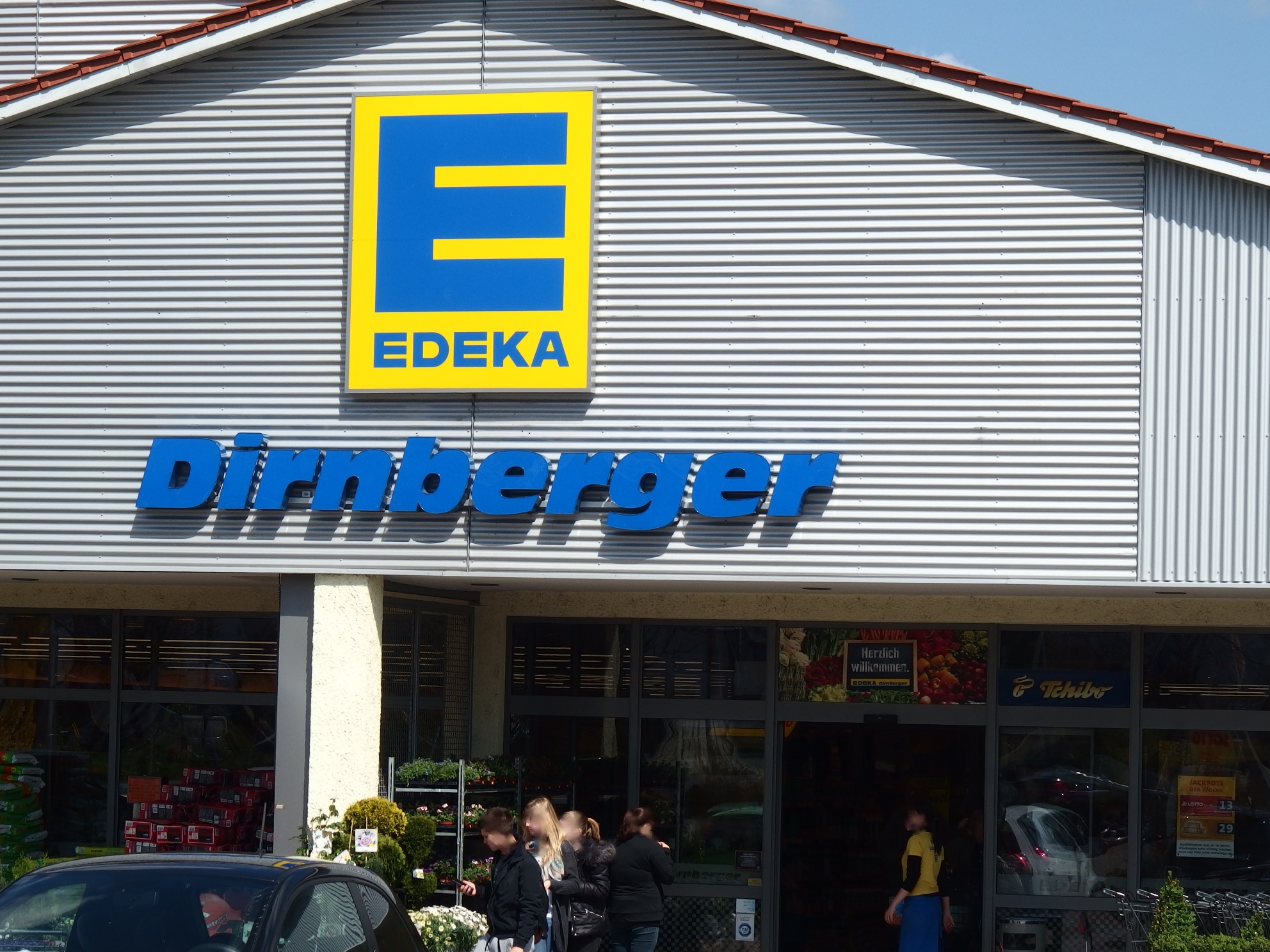 Dieser E aktiv markt ist eigentlich bekannt unter EDEKA Dirnberger