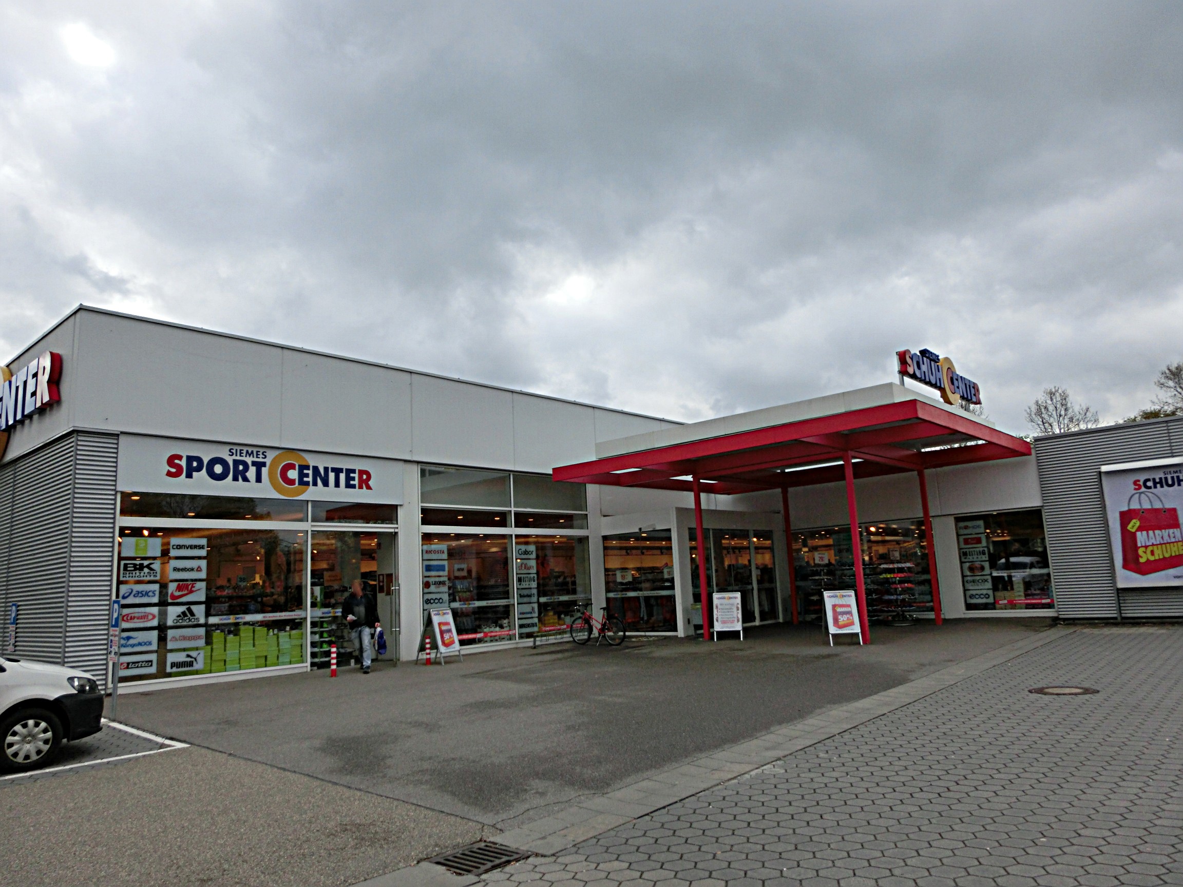 In der Mitte der Haupteingang, links der Eingang zum getrennten Laden für Sportschuhe