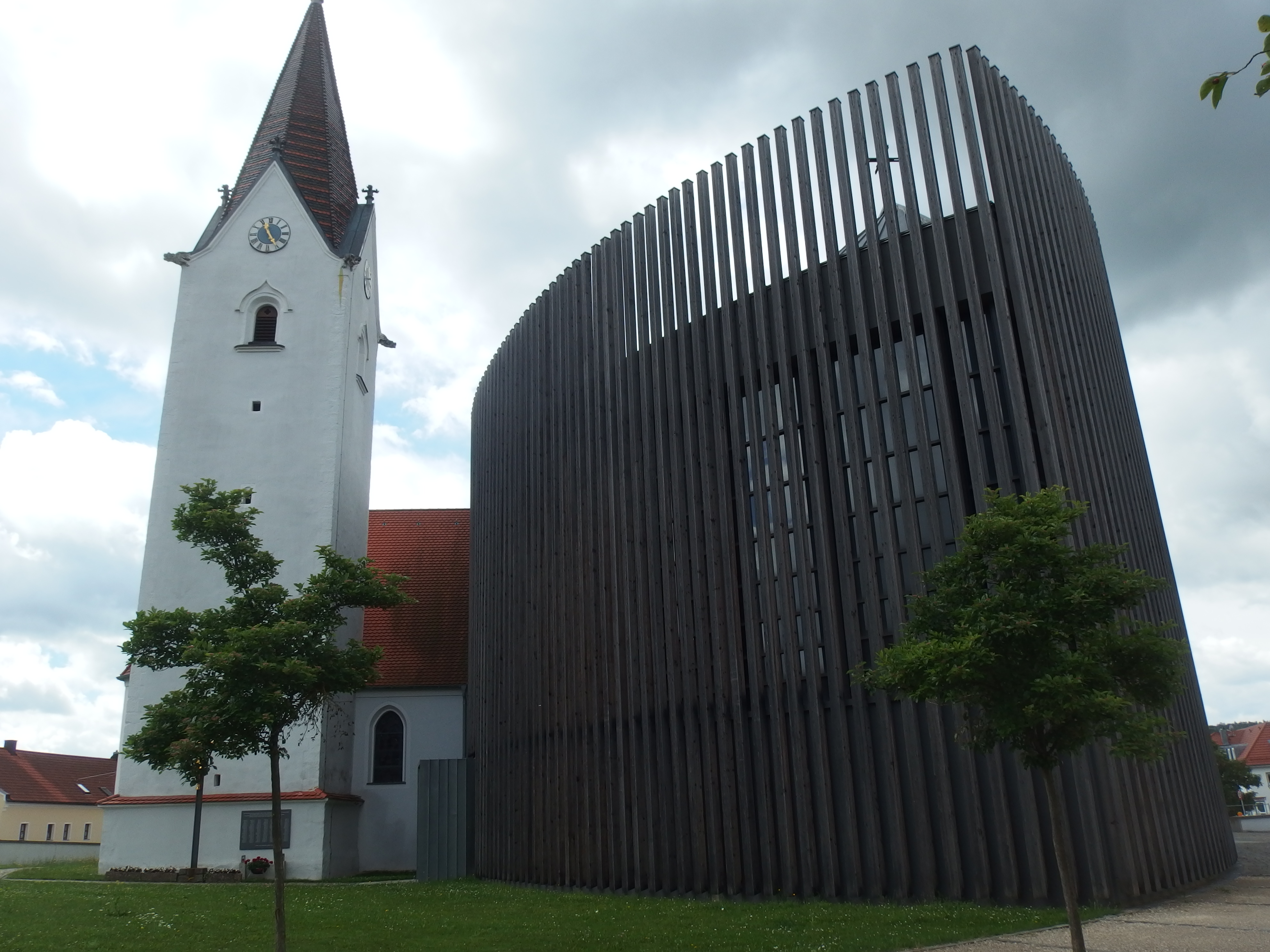 katholische Kirche in Wenzenbach, von Norden gesehen