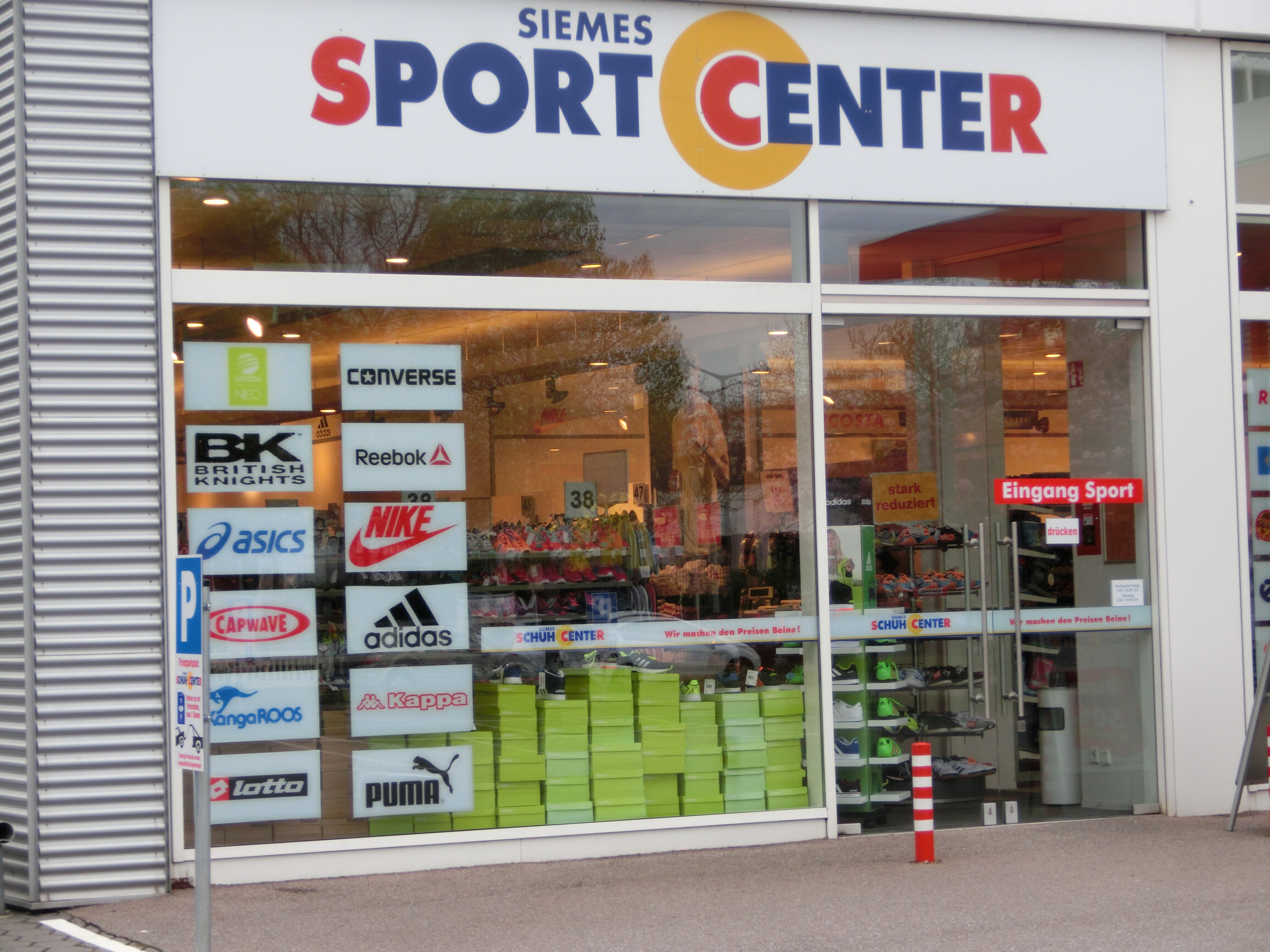 Der Eingang zum getrennten Laden für Sportschuhe