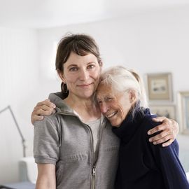 Polnische Pflegekraft betreut Seniorin in Offenburg