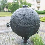 Bronze-Skulptur »Weltkugel« in Eisenhüttenstadt