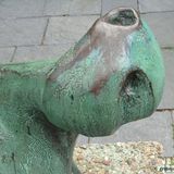 Bronze-Skulptur »Liegende« (von Henry Moore) in Berlin