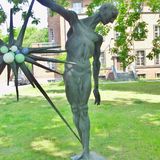 Bronzeskulptur »Nacht der Strahlen« in Berlin