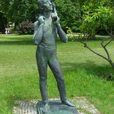 Bronze-Skulptur »Vater mit Kind« in Berlin