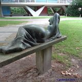 Bronze-Skulptur »Liegende« von Alfredo Ceschiatti im Hansa-Viertel in Berlin