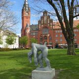 Beton-Skulptur »Die sich Erhebende« im Luisenhain in Berlin