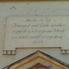 Inschrift überm Portal der Dorfkirche Gosen