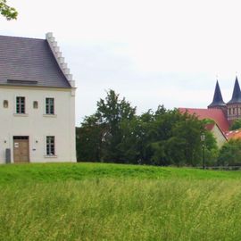 Stadtpfarrkirche St. Sebastian vom Schlosspark Baruth aus