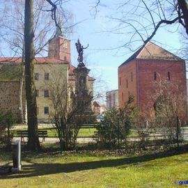 Mühlentor mit preußischem Kriegerdenkmal, Stadtmauer und Marienkirche vom Alten Friedhof aus.