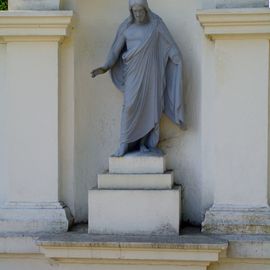 Beschädigter Christus an einem alten Grabmal