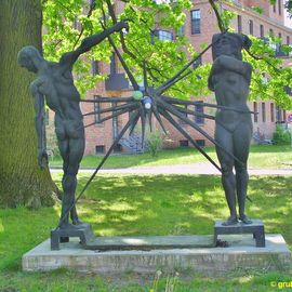 Bronzeskulptur -Nacht der Strahlen- in Berlin-K&ouml;penick