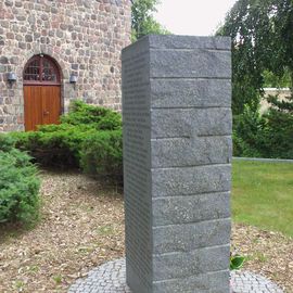 Denkmal für die Opfer von Birgenair 301 auf dem Kirchhof Schönefeld