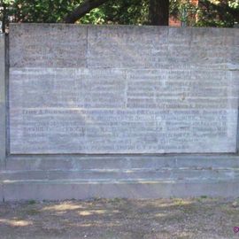 Einer der Gedenksteine mit den Namen der Beigesetzten