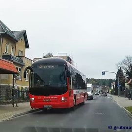 Bus der Linie 424 an der Haltestelle Neu Zittau-Spreebord
