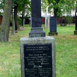 Grausames Elternschicksal - Erich Finke (1891 - gefallen 9.6.1915) und Bruno Finke (1896 - gefallen 14.6.1915) - Alter Garnisonfriedhof Berlin