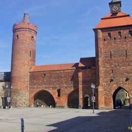 Hungerturm (links) und Steintor (Stadtseite)