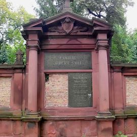 Mittelteil des beschädigten Erbbegräbnises der Familie Sahl (19. Jahrhundert)