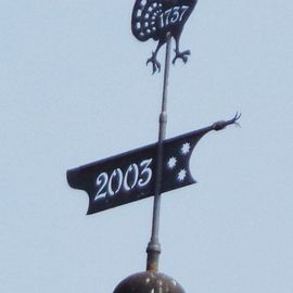 Wetterhahn und Wetterfahne auf der Kirchturmspitze