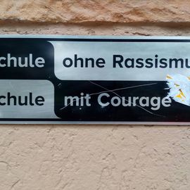 Am Eingang der B&ouml;lsche-Schule in Friedrichshagen