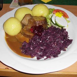 Sauerbraten mit Klößen und Rotkohl (15,90 €)