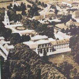 Historische Luftaufnahme vor 1940 mit Schloss, Gut und Torturm (von der Infotafel im Schlosspark)