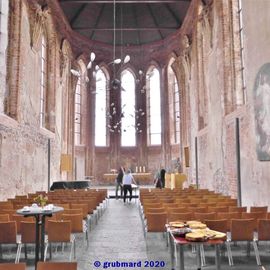 Blick durchs Kirchenschiff zum Altar