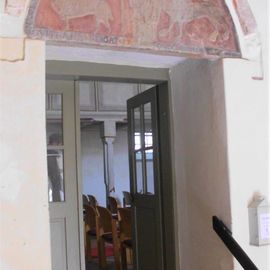 Eingangsportal mit romanischem Tympanon