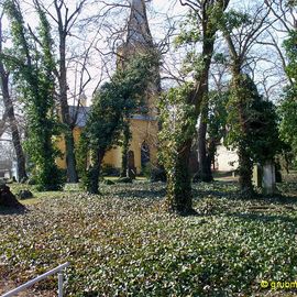 Alter Friedhof mit Schinkel-Kirche
