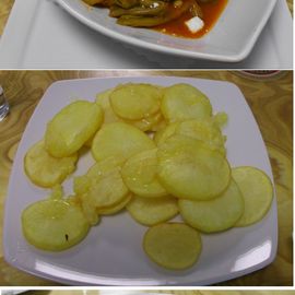 Lammhaxe mit Knoblauchkartoffeln, dazu ein gemischter Salat (17,90 €)