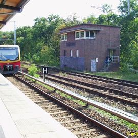 Stellwerk Rahnsdorf und ausfahrende S-Bahn Richtung Erkner