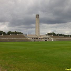 Maifeld mit Glockenturm, Langemarck-Halle, Haupttrib&uuml;ne und Zuschauertrib&uuml;nen (Westwall)