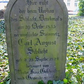 Grab des Steinmetzes Carl August Schlicht (1824-1853), eines von zwei erhaltenen Gräbern
