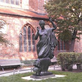 Gegossen 1876 in Lauchhammer: Bronzeskulptur der Klio, heute im Berliner Nikolaiviertel
