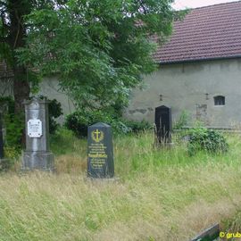 Einige wenige erhaltene alte Gräber auf dem Kirchhof Waßmannsdorf