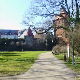 Stadtmauer mit halbrundem Lughaus, Steintor und Hungerturm im Südosten am Külzpark