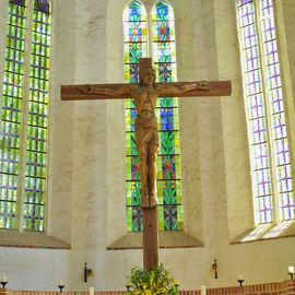 Johanniterkirche Mirow – Altar, neues Kreuz und Fenster von P. Zülke