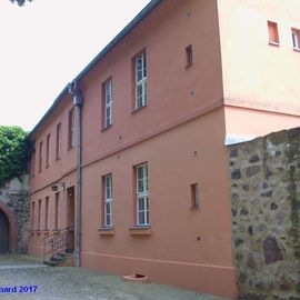 Wohnhaus der Stifts-Oberin (ab 1720 erbaut, um 1900 erweitert), rechts die Mauer der ab 1801 abgetragenen Klosterkirche