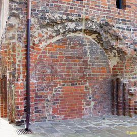 Anbauspuren der Kirchenvorhalle am Konversen-Dormitorium, links Spuren des Kreuzgangs