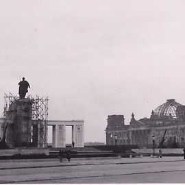 Sowjetisches Ehrenmal und zerst&ouml;rter Reichstag im September 1952 (Privatfoto aus meinem Archiv)