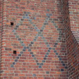 Schmuckmauerwerk an der Westfassade der Mönchenkirche