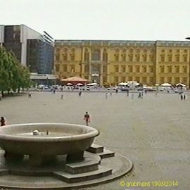 Lustgarten 1993 - links der damals noch stehende Palast der Republik, rechts die damals zu Anschauungszwecken aufgebaute Schlo&szlig;attrappe aus bemalten Planen (Videoschnappschuss von Video-8-Kopie)
